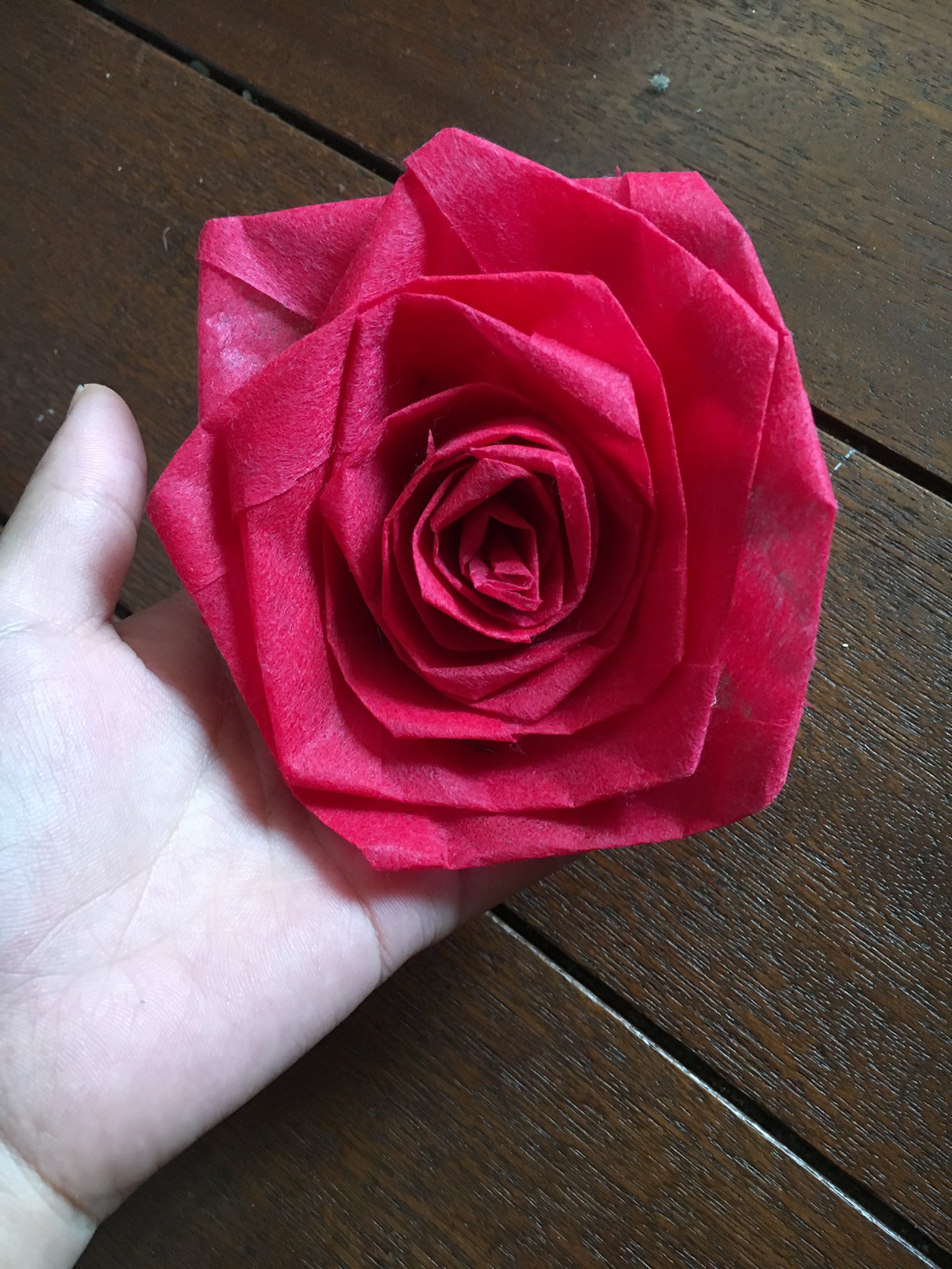 ダンデリオンlarp 身内会やるよ ヾ Oﾟwﾟo ﾉﾞ 不織布アレンジ 薔薇の作り方 この薔薇も 不織布で作ったものです 長いリボン状にした不織布を折ってまとめていくだけで簡単に作れます その作り方を後述でご紹介していきましょう T Co