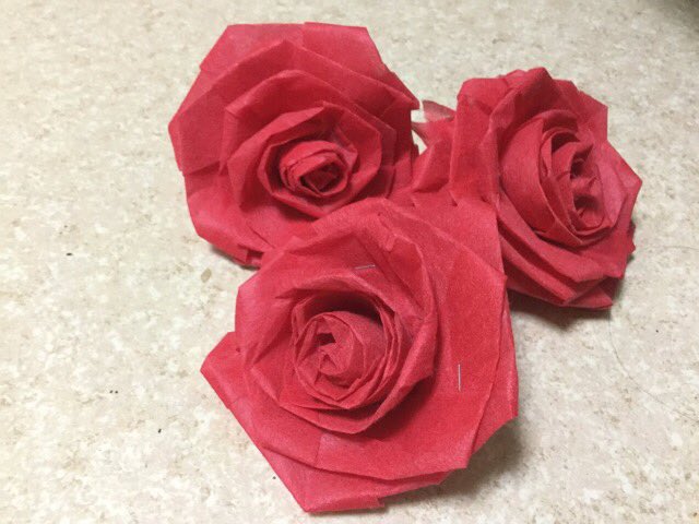 تويتر ダンデリオンlarp 状況が落ち着くまで على تويتر 不織布アレンジ 薔薇の作り方 この薔薇も 不織布で作ったものです 長いリボン状にした不織布を折ってまとめていくだけで簡単に作れます その作り方を後述でご紹介していきましょう T Co