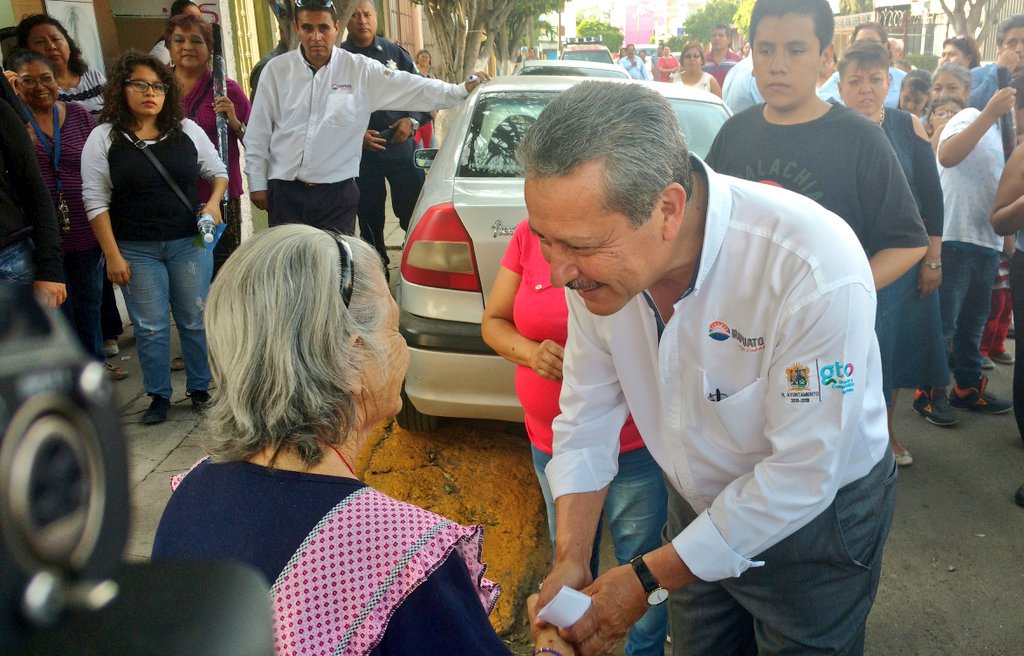 irapuatogob's tweet photo. @ortiz_irapuato @XavierAlcntara1 @VictorZanella @MartinLopezGto @jonarq78 en colonia San Miguelito inaugurando edificios de #PintaVertical https://t.co/GwGzWx2LJk