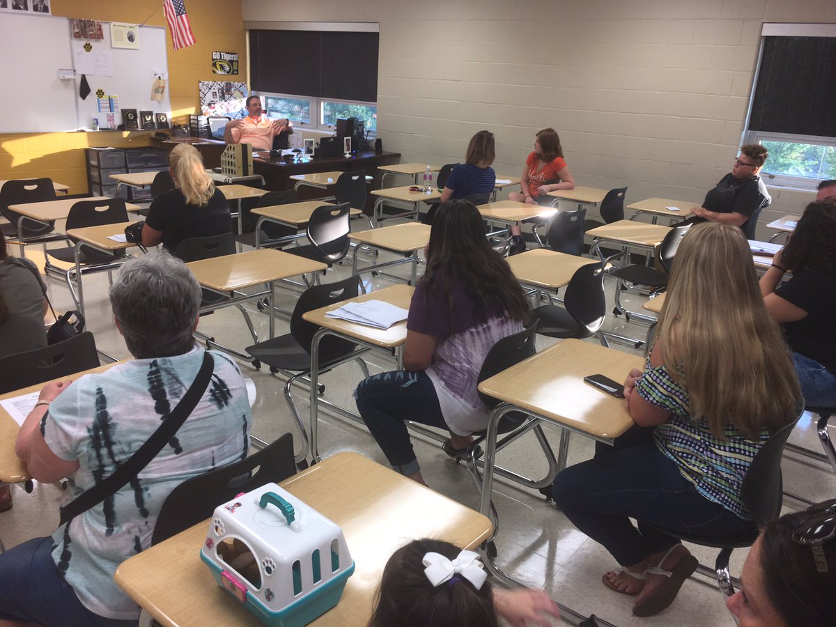 FestusR6Supt's tweet photo. Great Turnout for HS Open House. #R6Strong https://t.co/Prb3TBIFkt