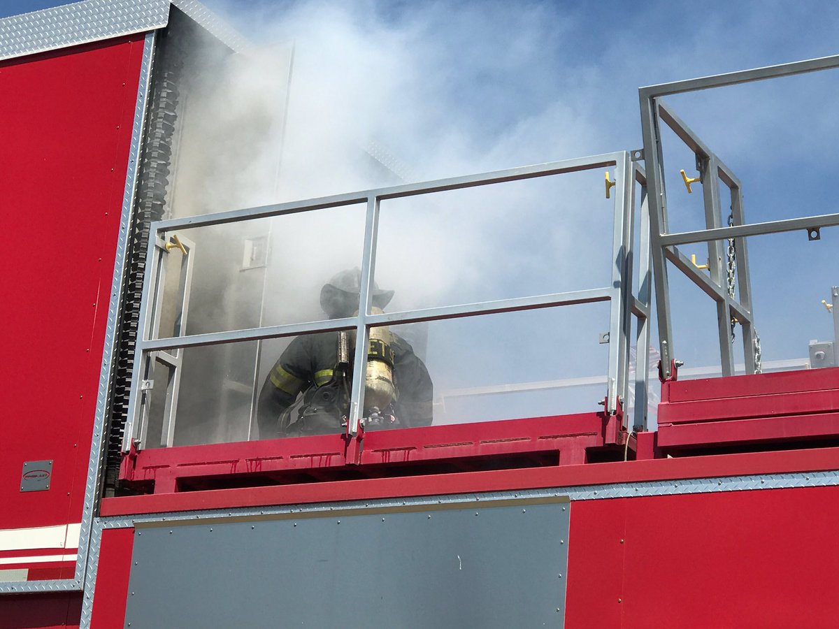 SJFD's tweet photo. @SJFD instructing #sjfd recruits.  #firegroundops #livetrainingburn #interiorattack https://t.co/OLvnvuhpEp