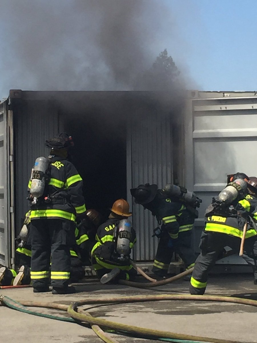SJFD's tweet photo. @SJFD instructing #sjfd recruits.  #firegroundops #livetrainingburn #interiorattack https://t.co/OLvnvuhpEp
