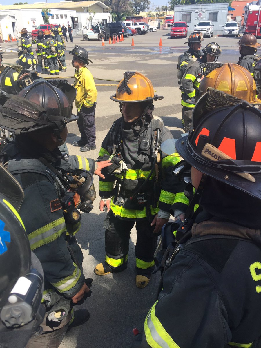 SJFD's tweet photo. @SJFD instructing #sjfd recruits.  #firegroundops #livetrainingburn #interiorattack https://t.co/OLvnvuhpEp