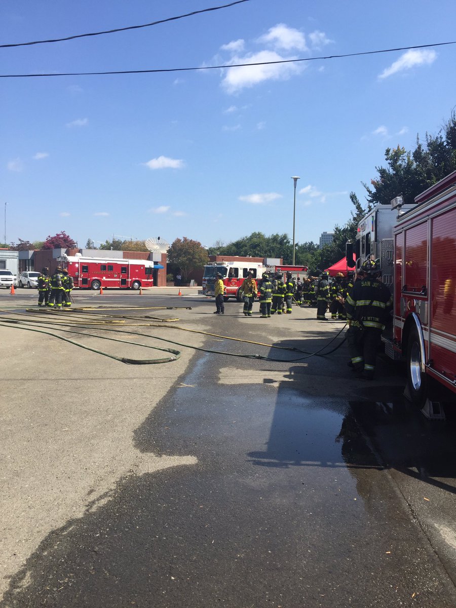 SJFD's tweet photo. @SJFD instructing #sjfd recruits.  #firegroundops #livetrainingburn #interiorattack https://t.co/OLvnvuhpEp