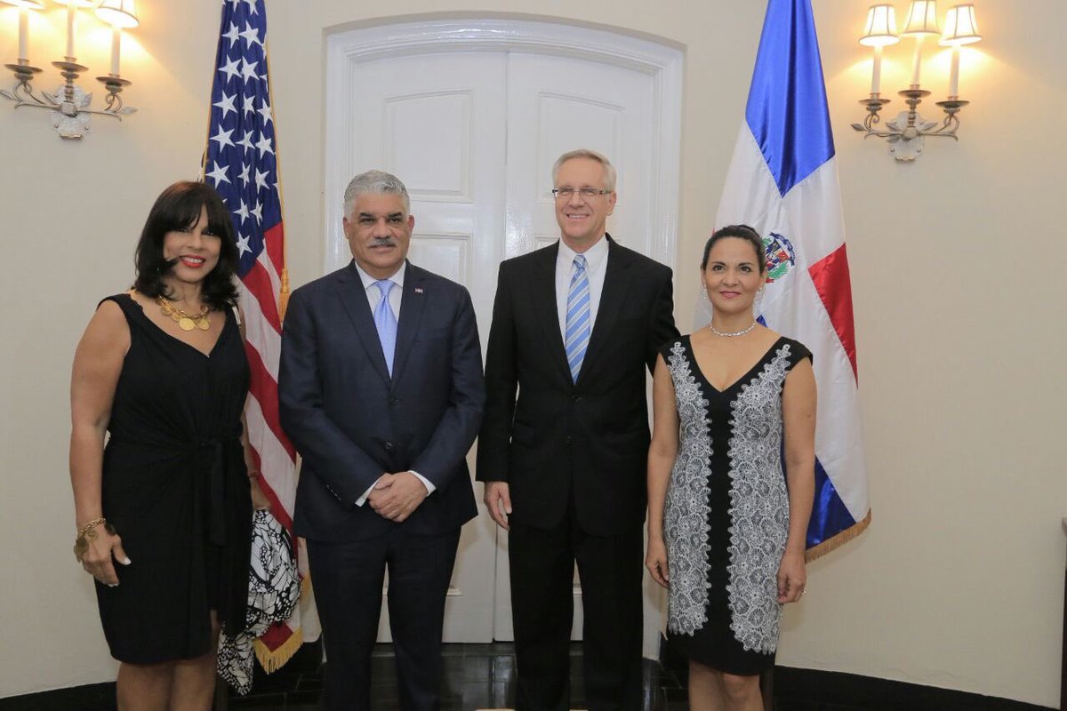 MIREXRD's tweet photo. Canciller @MiguelVargasM junto a su esposa @angelitagdv Recepcion de Bienvenida del Encargado de Negocios @EmbajadaUSAenRD , Robert Copley🇺🇸 https://t.co/8FOgTMJqVO