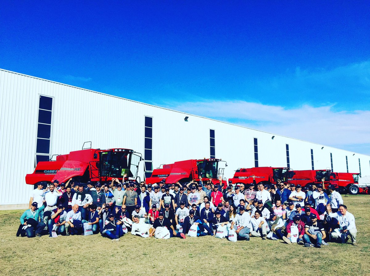 CaseIHArg's tweet photo. El primer grupo de clientes vivió el #CaseIHExperience en la planta de Córdoba https://t.co/79YmNSFFFr