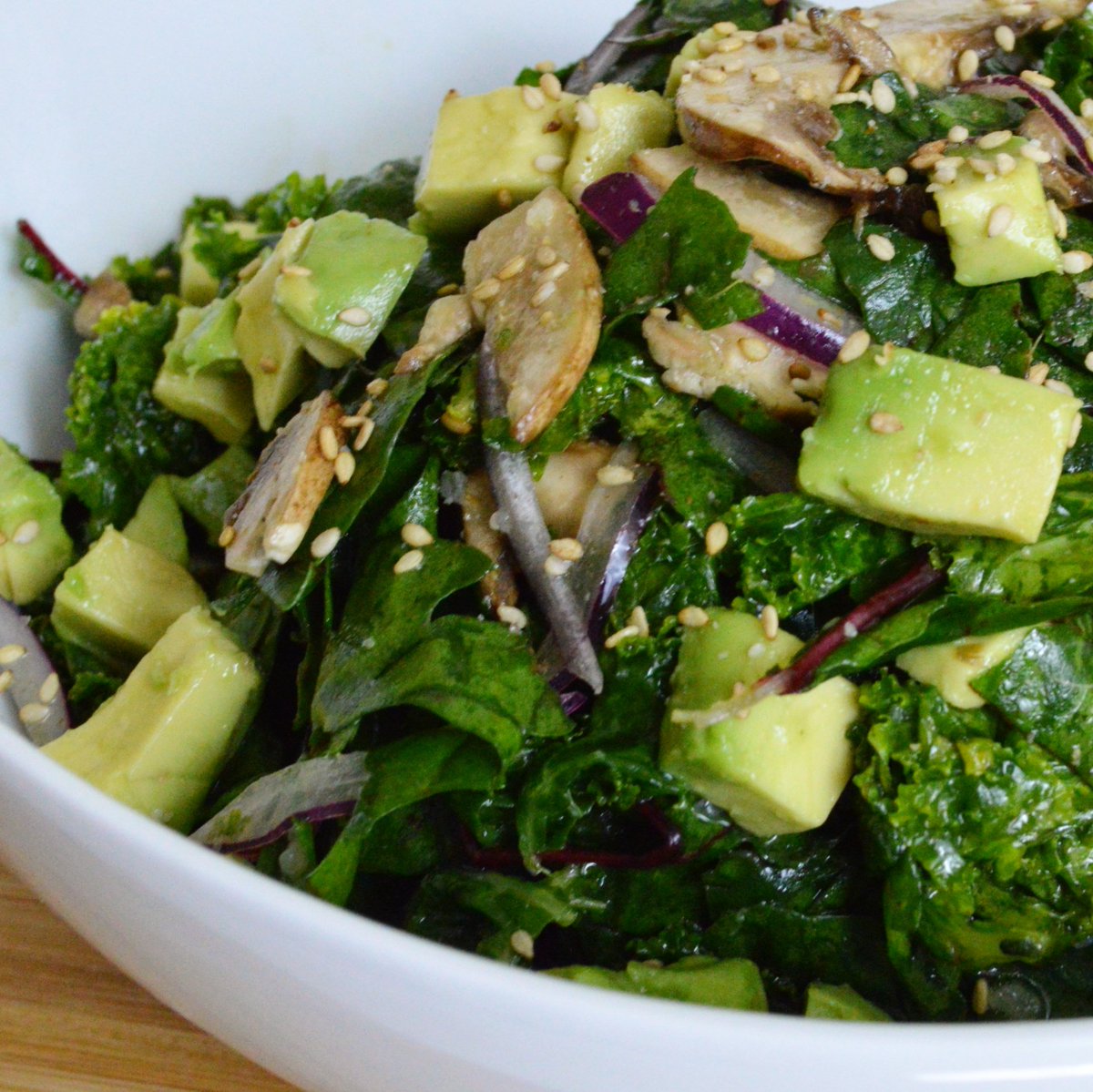 ChefPlantivoro's tweet photo. #Ensalada de #Berza marinada con #Aguacate y #Hongos es perfecta #SaboresVeganos #ChefPlantivoro #CocinaCreativa #Kale #Saludable #RawFood https://t.co/7pHo4UEsgF