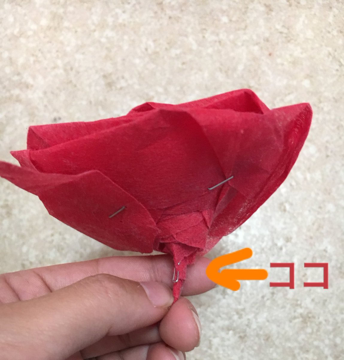 ダンデリオンlarp 状況が落ち着くまで 不織布アレンジ 薔薇の作り方 この薔薇も 不織布で作ったものです 長いリボン状にした不織布を折ってまとめていくだけで簡単に作れます その作り方を後述でご紹介していきましょう T Co Sseppare1c
