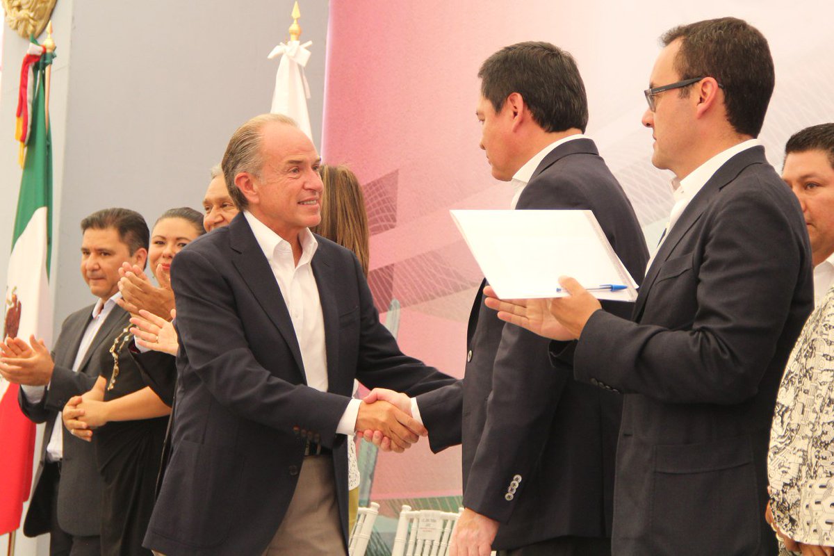 JMCarrerasSLP's tweet photo. Firmamos convenio con @SEGOB_mx e @INAFED_Mx para fortalecer federalismo en ayuntamientos y desarrollo municipal en #SLP. #ProsperemosJuntos https://t.co/NRntQ6MBJw