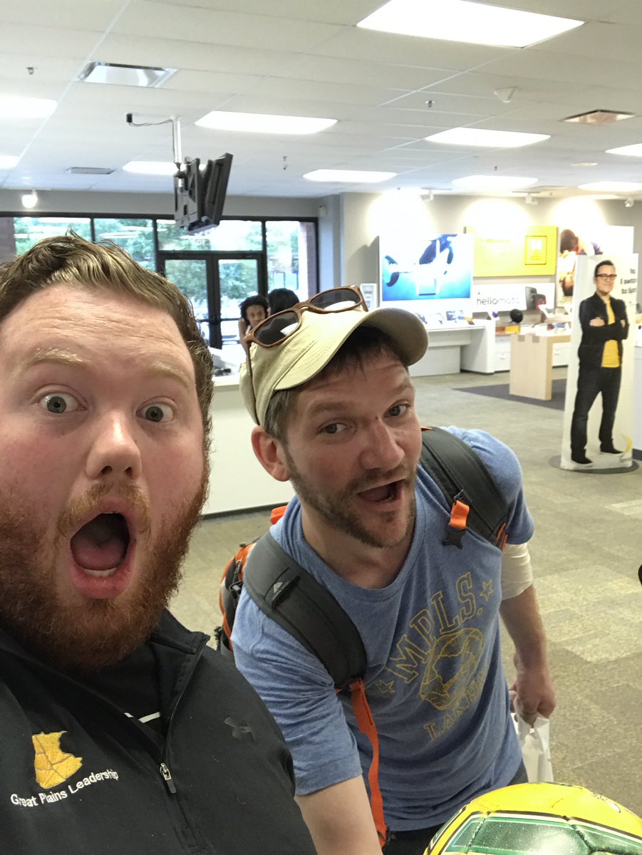 AndrewHuot1's tweet photo. Having a party at the Midway Sprint Store! @DCalzone77 @LangerSprint https://t.co/YJ5Vw7gOet