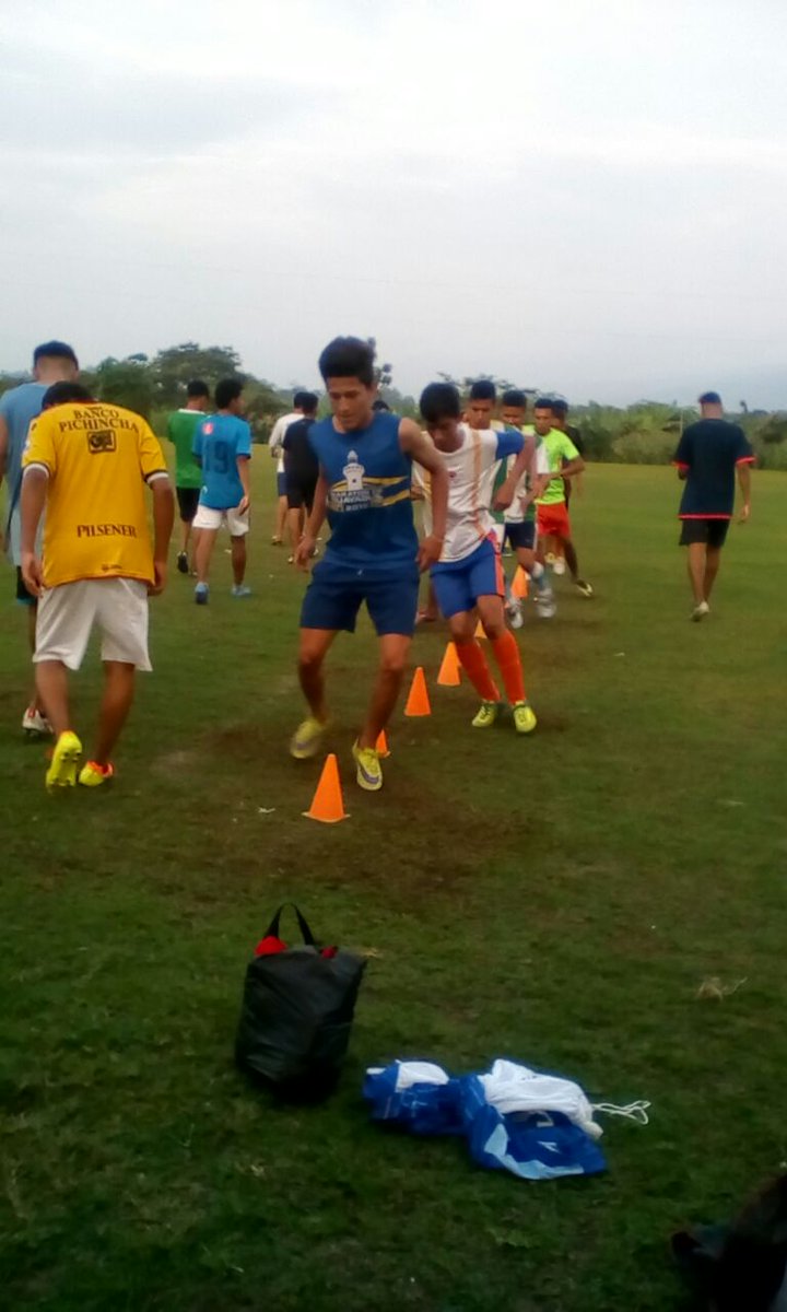 alex_cevallos2's tweet photo. #JohnnyMorales enseñando fútbol en Escuela de @PrefecturGuayas en recinto #ElPiedrero ¡Porque nuestro compromiso jamás se detiene! ⚽💪 https://t.co/j6fHJjhEuM