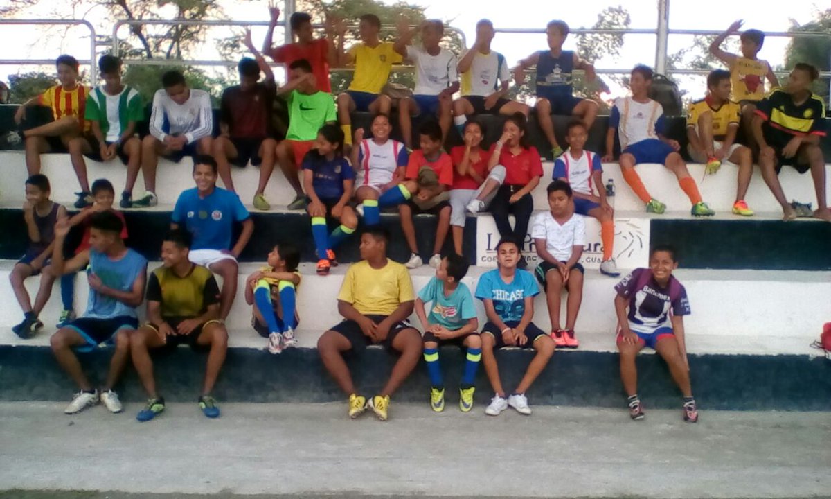alex_cevallos2's tweet photo. #JohnnyMorales enseñando fútbol en Escuela de @PrefecturGuayas en recinto #ElPiedrero ¡Porque nuestro compromiso jamás se detiene! ⚽💪 https://t.co/j6fHJjhEuM