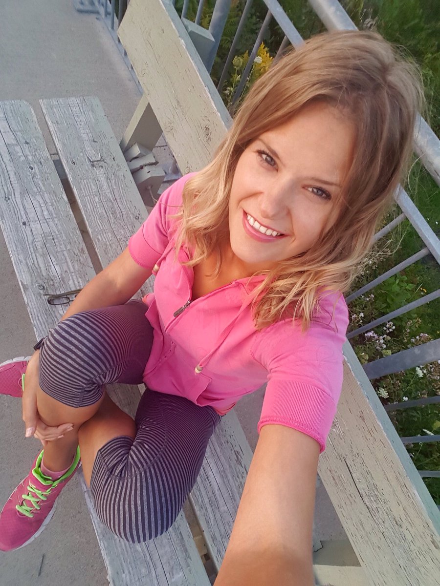 HeyItsMeMissJT's tweet photo. I've almost reached my #endofsummer #1000km goal. #80kmstogo #chasingthesunset #running #goals #needtolevelup #nikeplus #bluelevel 🏃♀️☀️😎 https://t.co/d6XLcLuH6T