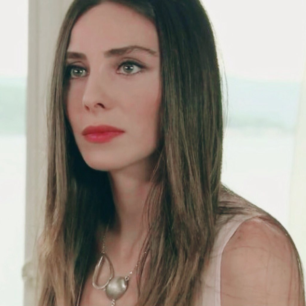 bestofberen's tweet photo. @berensaat 💕🌸 #BerenSaat #NurFettahoğlu #AşkıMemnu https://t.co/tCTJFKlItH