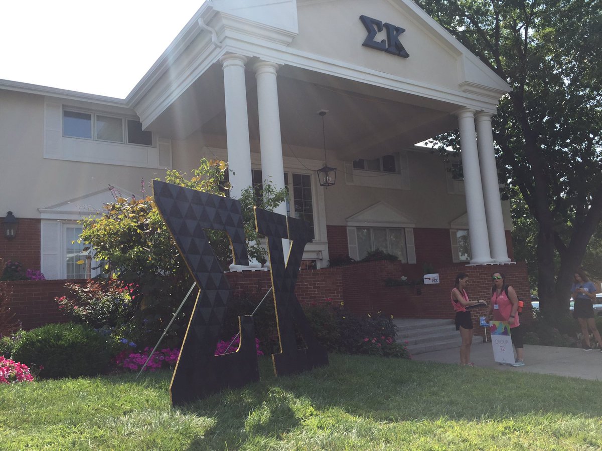 MUfeelin22's tweet photo. We are so blessed to have such amazing chapters on our campus! GROUP 22 HAS VISITED EVERY HOUSE!! #MIZPHA17 https://t.co/8Rhq7KOxxy