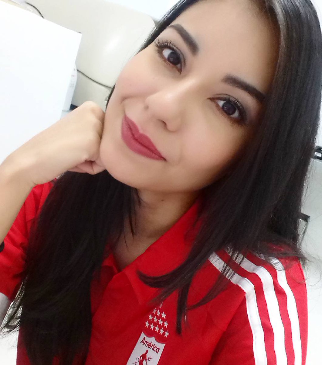 BellaVerdolaga's tweet image. Vamos a resolver esto de una vez como gente civilizada. 🙊

De qué equipo son las más bellas

RT: América de Cali  
❤: Atlético Nacional