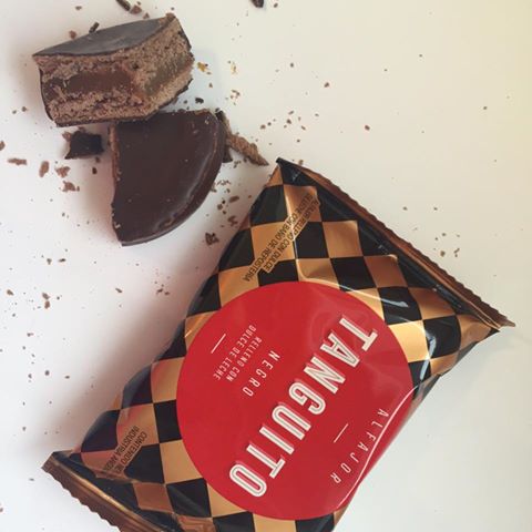 AlfajorTanguito's tweet photo. Cuando vas comiendo de a cuartos y no queres que se termine... #AlfajorTanguito #Chocolate https://t.co/1ir4AtlvYQ