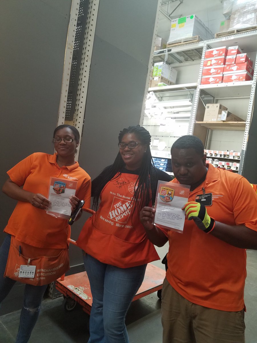 117Met's tweet photo. Receiving manager Tontreece recognizes associates Candice and Shawn for their partnership. #METstore117 @ginger_coleman  @cet99e https://t.co/YrByRMHeBo