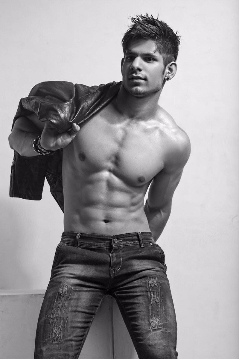 Shivambhalla85's tweet photo. THROWBACK last year 🕶 https://t.co/fRCWV1V1h5