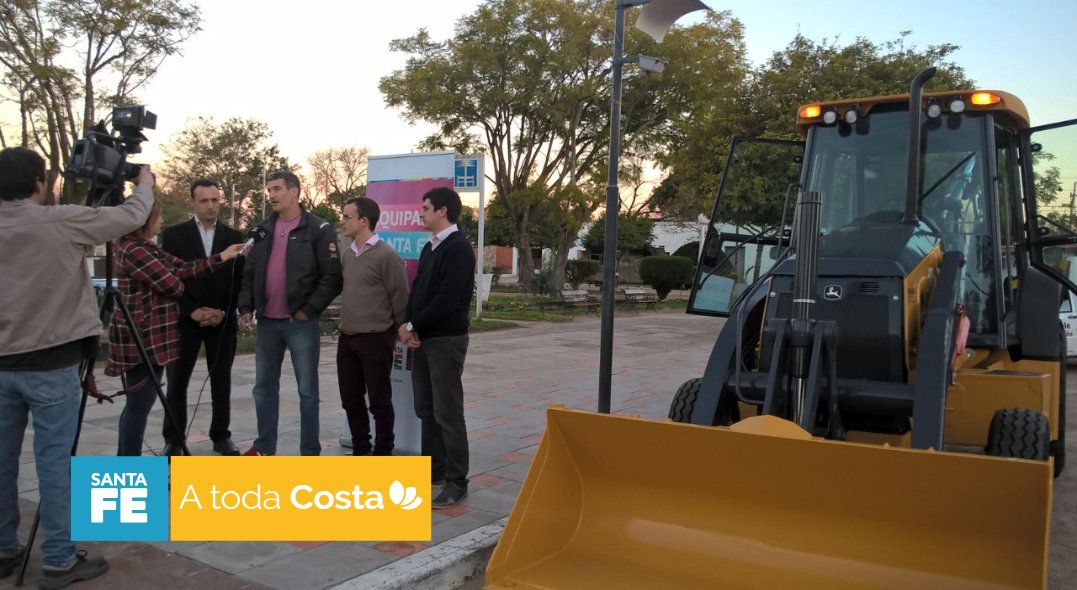 CarlosYossen's tweet photo. #ATodaCosta #Proyecto39 @comunasantarosa recibió retropala adquirida gracias a #EquiparSantaFe. Mañana es el turno de @Romang! https://t.co/dhtjlNRI4S