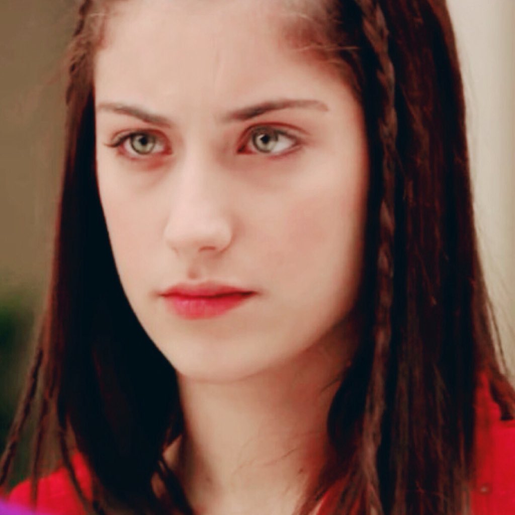 bestofberen's tweet photo. @berensaat 🌺 #BerenSaat #HazalKaya #AşkıMemnu https://t.co/7q7UHEoBN0