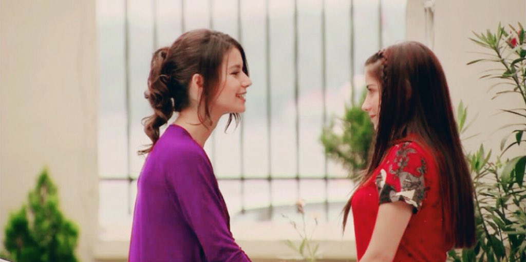 bestofberen's tweet photo. @berensaat 🌺 #BerenSaat #HazalKaya #AşkıMemnu https://t.co/7q7UHEoBN0