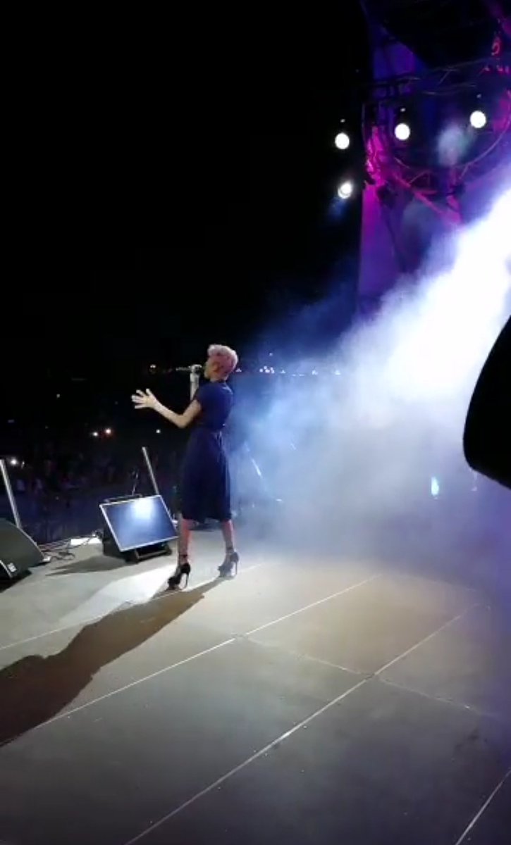 Disagiate_'s tweet photo. Elodie sul palco di @Radiocompany https://t.co/q1kVvLcqz4