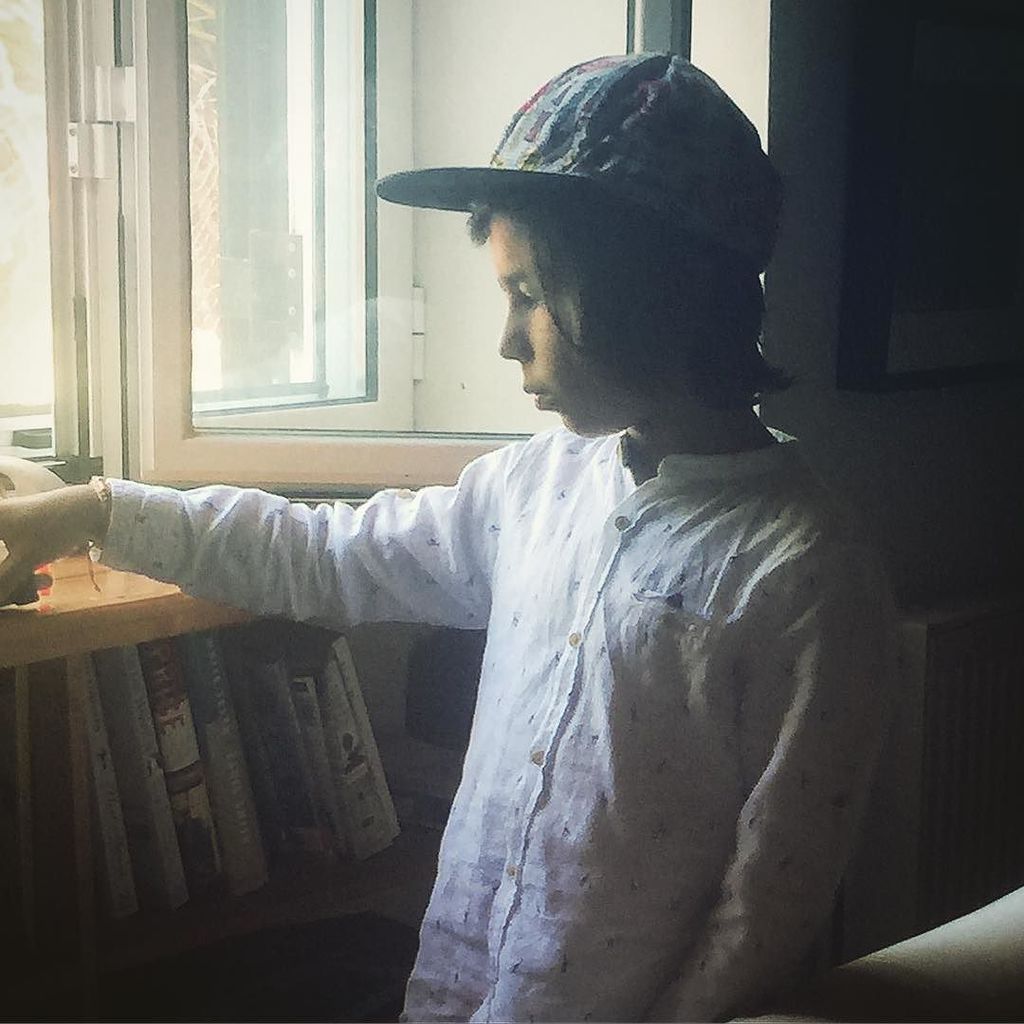 BLOKdesign's tweet photo. Boy by a window. #greece #photography #graphicdesign #artdirection #moody #vermeer https://t.co/jQDcYUs0wP https://t.co/ovGQAfNAMd