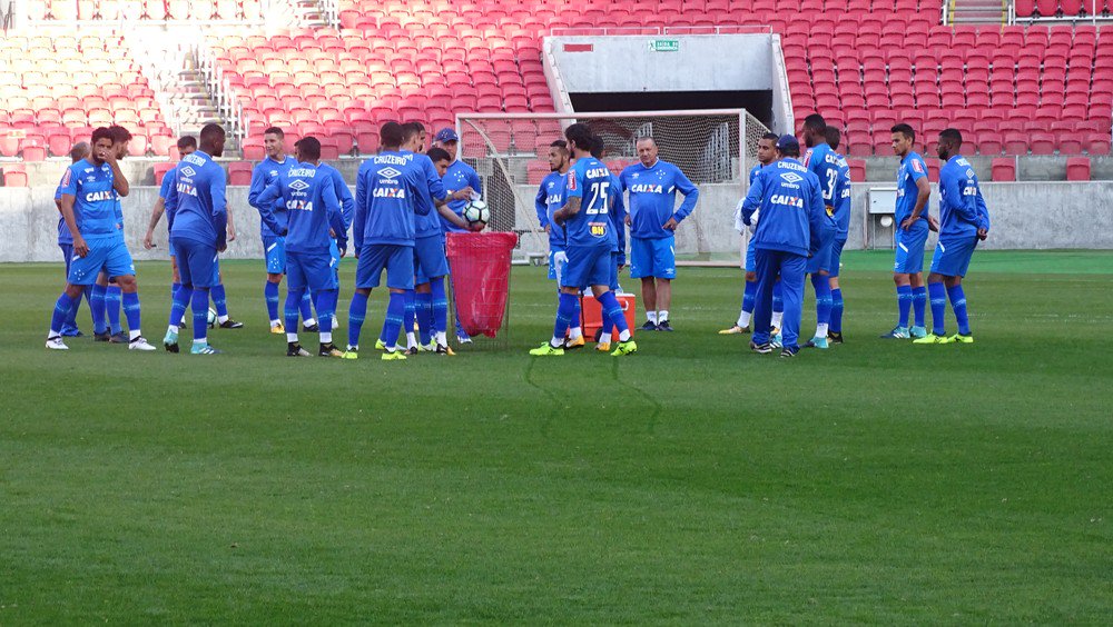 Mano faz treino aberto "vapt-vupt" e tenta deixar incógnita na escalação do Cruzeiro glo.bo/2x29Nux
