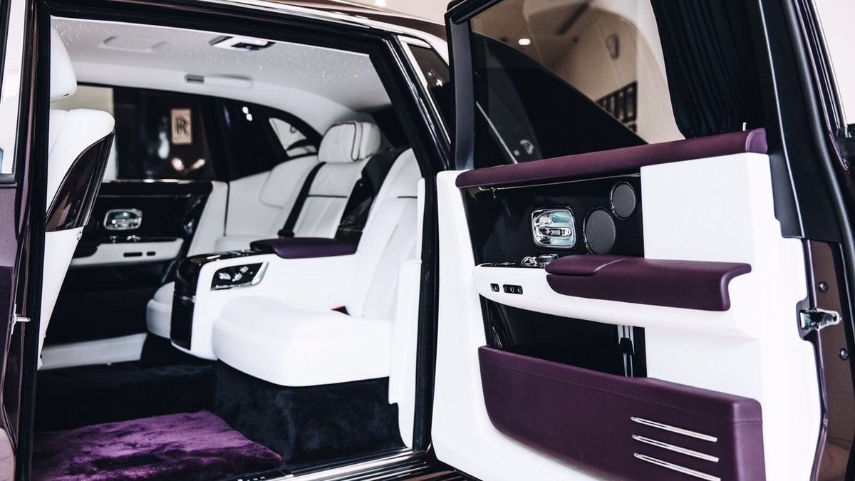 Vehicenter's tweet photo. Conoce el interior de la octava generación del #Rolls-Royce Phantom, con un motor V12 con dos turbocompresores. #Autos #lujos #Vehicenter https://t.co/kDJqJQKoSj
