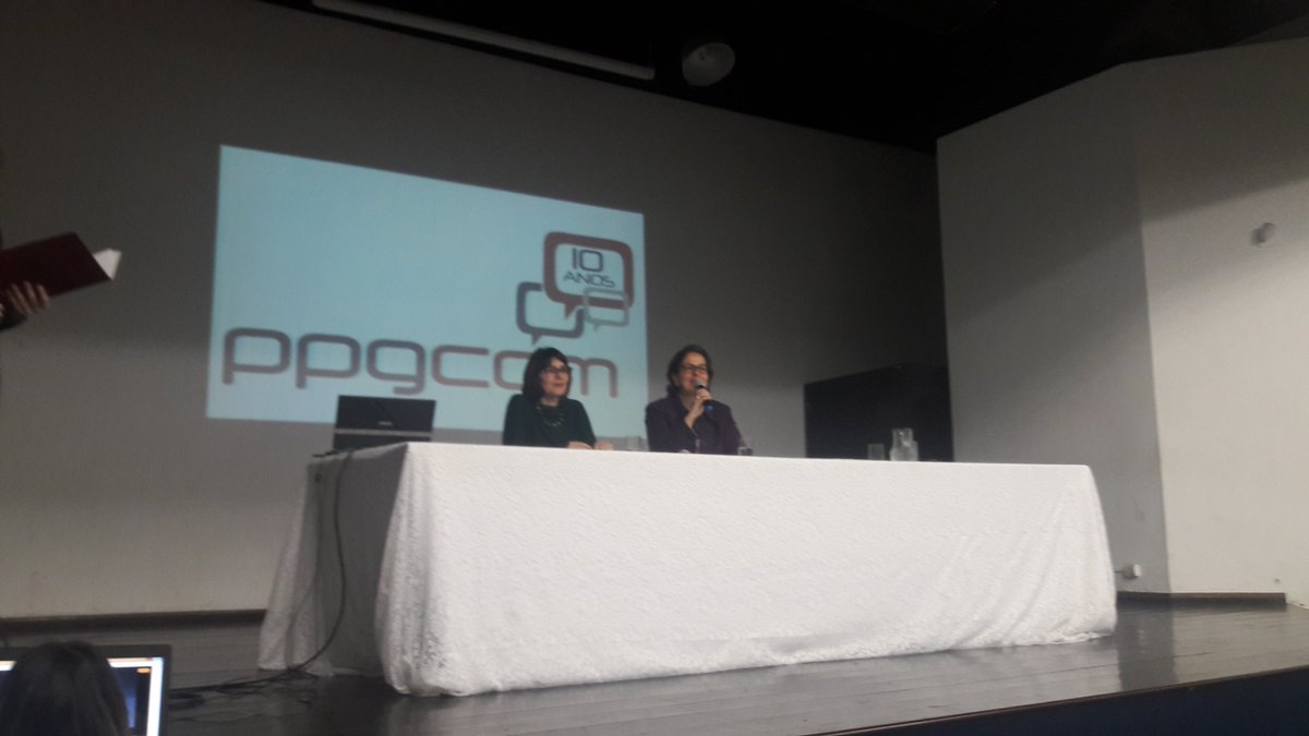 PpgcomUfjf's tweet photo. Professoras Gabriela e Marise fazem a abertura da aula magna do PPGCOM, destacando os 10 anos do Programa e os 60 anos da Facom. https://t.co/JsRNBE7LMA