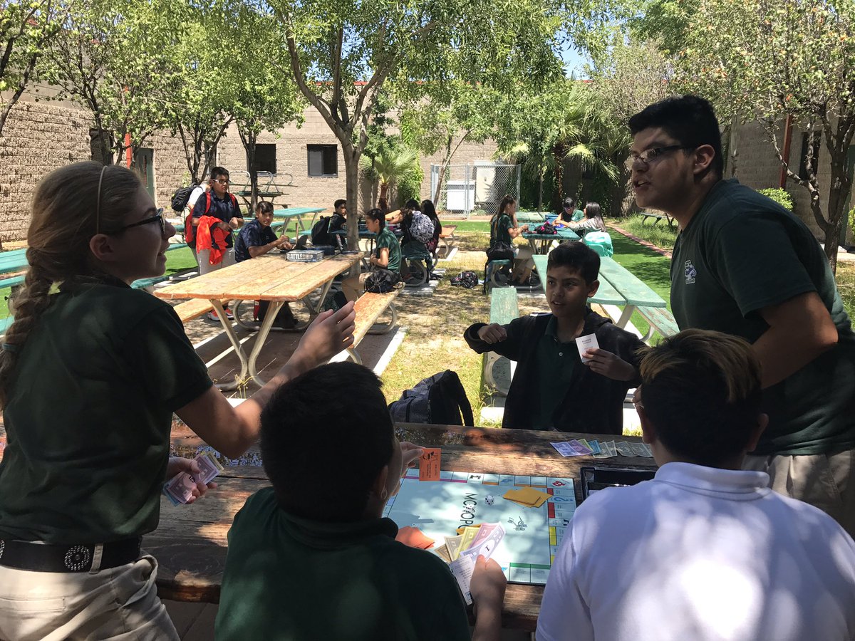 MabelEvans17's tweet photo. #StallionsLeadTheWay 7th graders get to enjoy #Libraryinthesun during lunch ☀️ https://t.co/qkRMntabCl