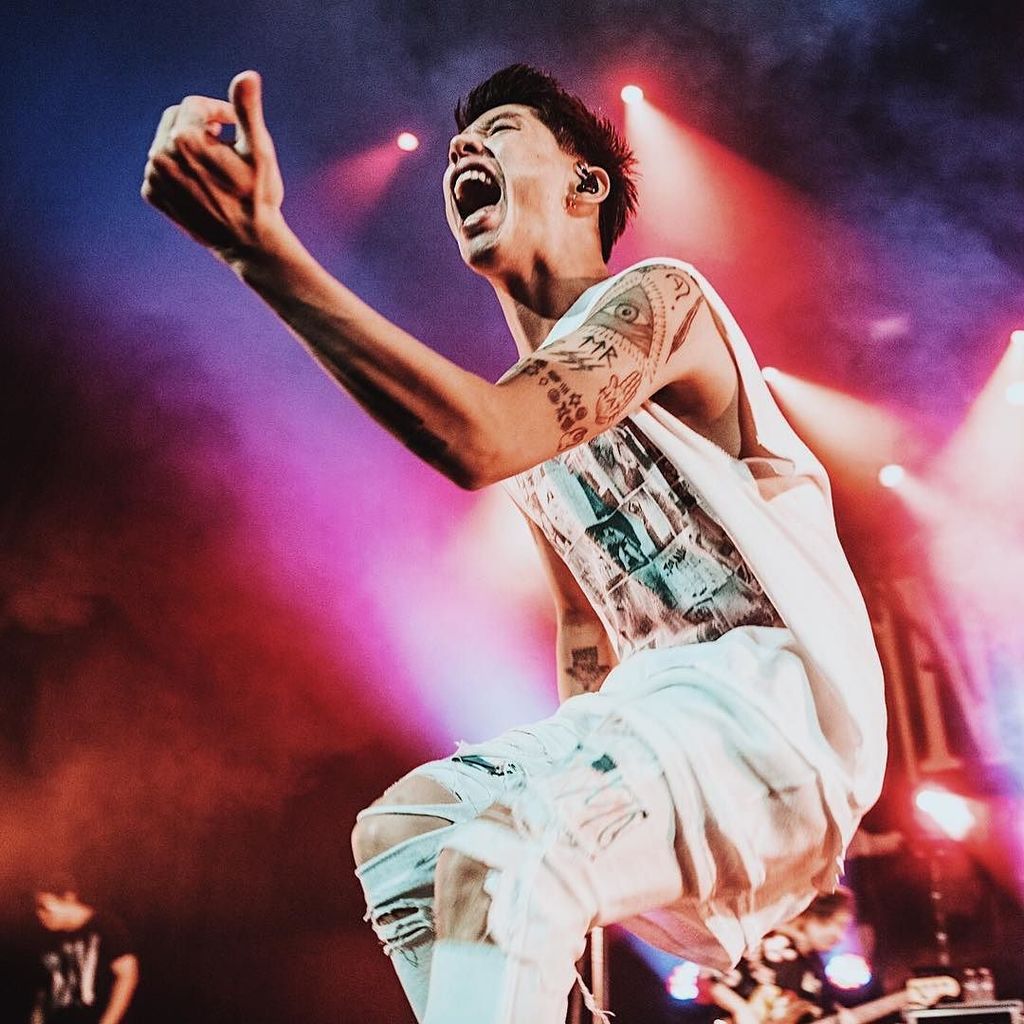 GrizzleeMartin's tweet photo. New Blog with exclusive images from the @ONEOKROCK_japan show in LA is up now! - https://t.co/ecgbv4Sobl Check it out and feel free to RT! https://t.co/xHRdvqmyh5