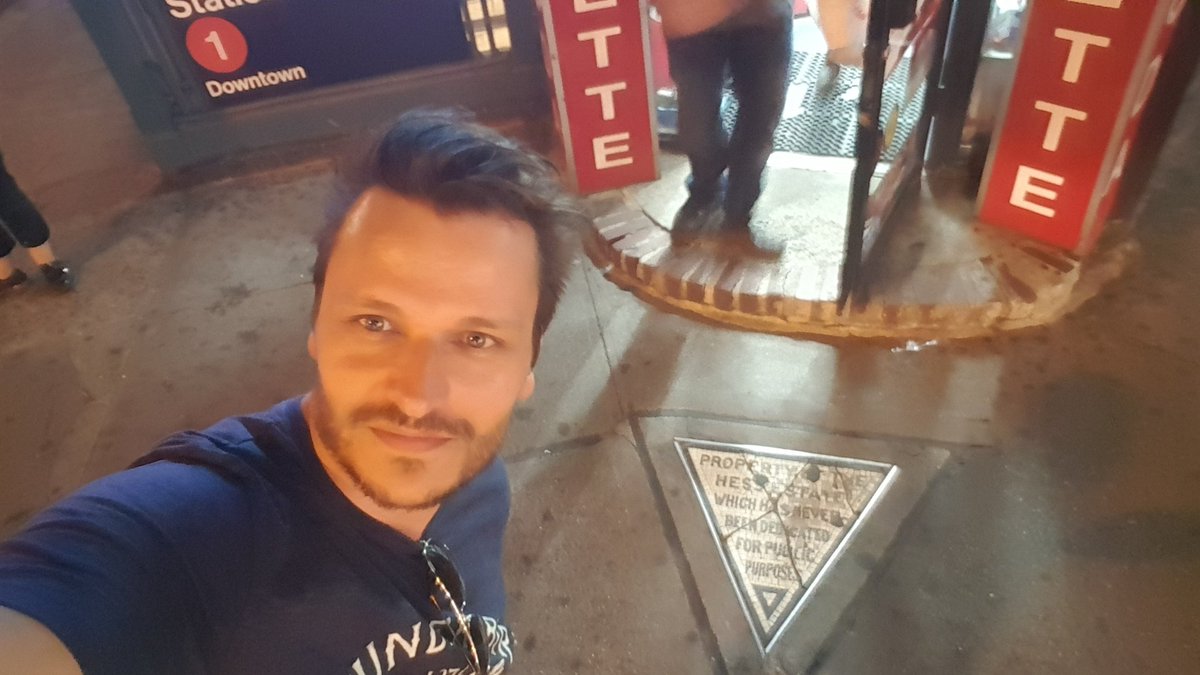 ZeteFLo's tweet image. La plus petite propriété privée de New York. #ChristopherSt #NY