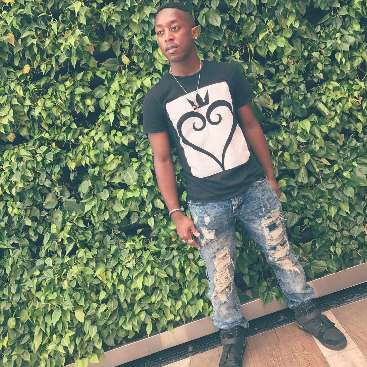 DeejayYoung's tweet photo. shine bright. ✨ #inspire #create #befree #UNboxable #inspirationdaily #blackisbeautiful #blackmen #shine https://t.co/XOGD1AVMW1