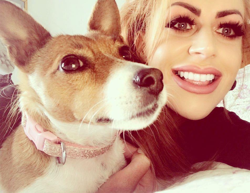 hollie_campbell's tweet photo. There she is 😍❤️ Great we woman 4 a selfie 🤗 Sweetest we dog in the world.. I love her bones. #Sydney #Love #mygi… https://t.co/NVbevObcGO https://t.co/UDP9VdVGGU