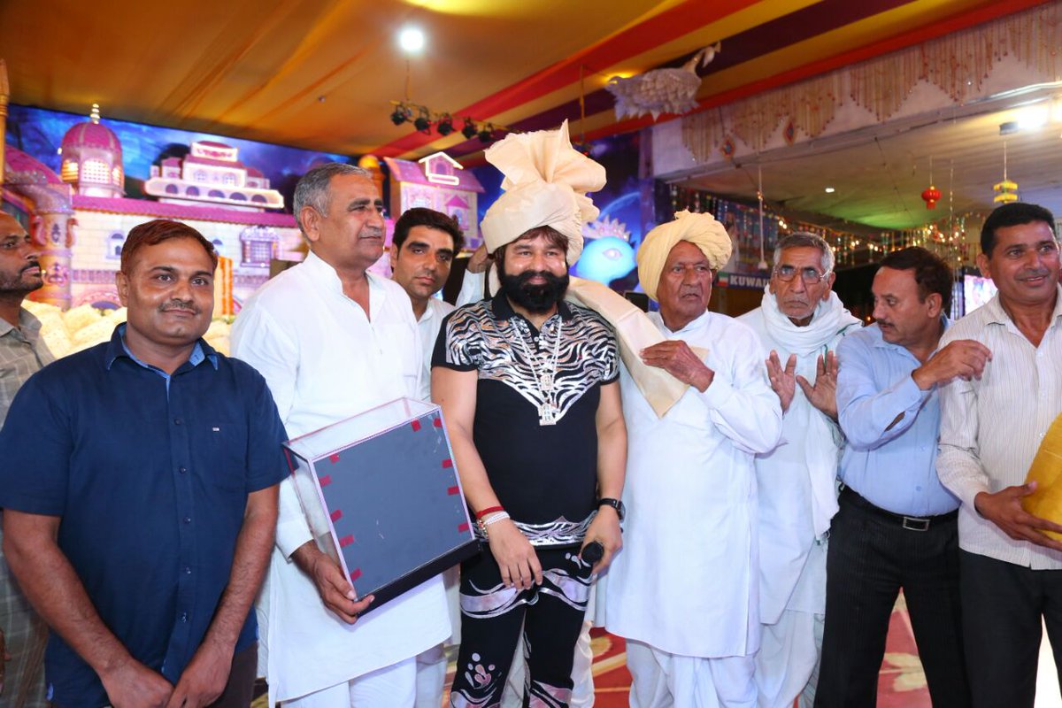 derasachasauda's tweet photo. And here are some glimpses of Guru Ji being honoured with 'Jat Gaurav Award' and Mark of respect, 'Pagdi'. #MSG9बर9Day6 https://t.co/g1zmi8JYuL