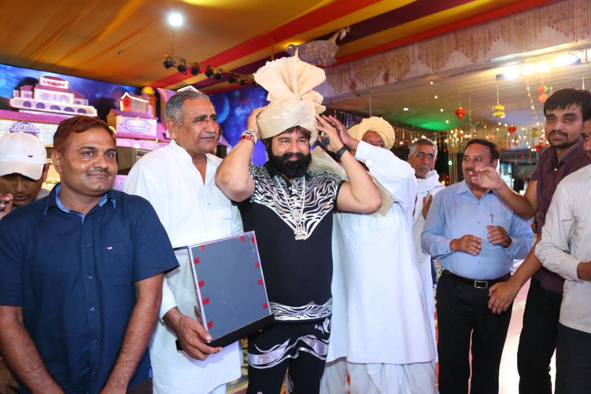 derasachasauda's tweet photo. And here are some glimpses of Guru Ji being honoured with 'Jat Gaurav Award' and Mark of respect, 'Pagdi'. #MSG9बर9Day6 https://t.co/g1zmi8JYuL