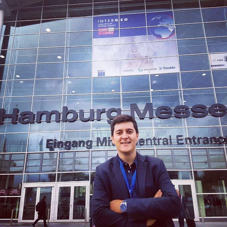 Batimetriasas's tweet photo. Nuestro gerente @andres__vasquez estuvo en Hamburgo, Alemania, participando de #Intergeo2016, #BatimetríaSAS https://t.co/2aF4BaLPDx