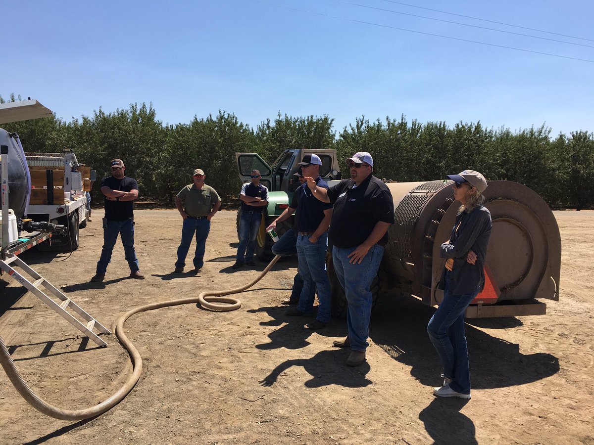 amswashtractor's tweet photo. Matt Wolters from Surefire Ag systems showing the QuickDraw https://t.co/TnK20KRwoc