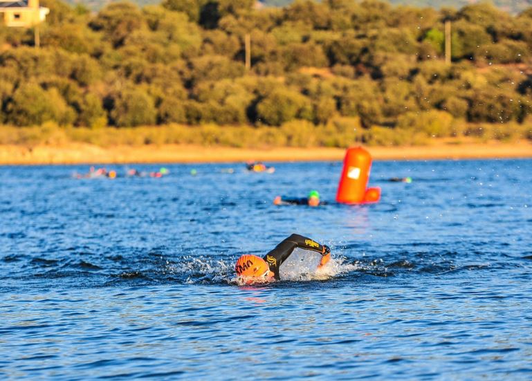 Clubeo_ES's tweet photo. 7 puntos claves para prevenir la deshidratación y los calambres en Triatlón de Media y Larga Distancia https://t.co/KV7QKYVnRH https://t.co/BV4rLBlea6