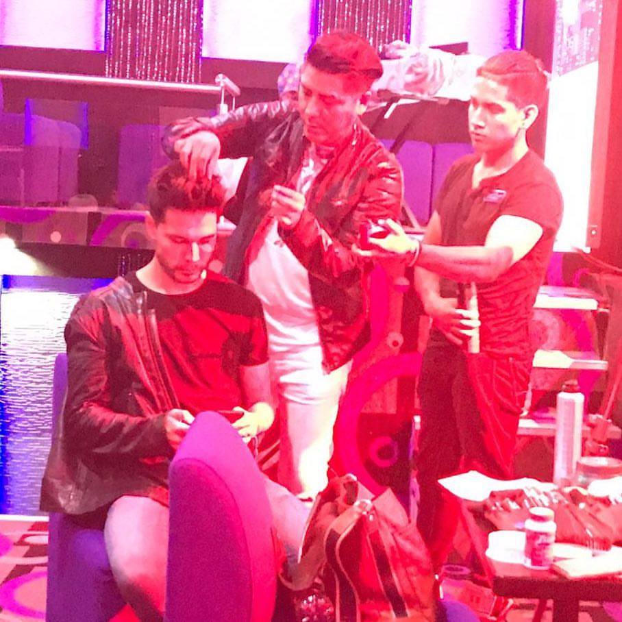 _HauteCoiffure's tweet photo. Otra de las sorpresas que revelamos en exclusiva es la colaboración para un increible proyecto.
Backstage: Con @soyjuansolo
#EstiloDG https://t.co/j0TG1ZrKbg