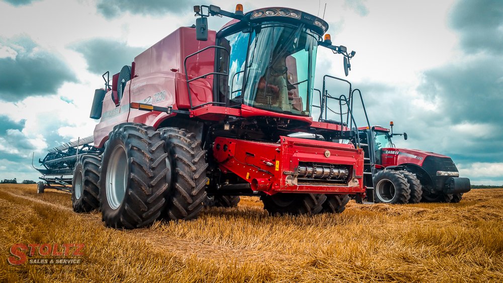 EquipmentOnt's tweet photo. @Case_IH All Lined up and Ready to Roll.
#StoltzCustomerPhoto #harvest17 #wheat https://t.co/pjuwQkvEpq