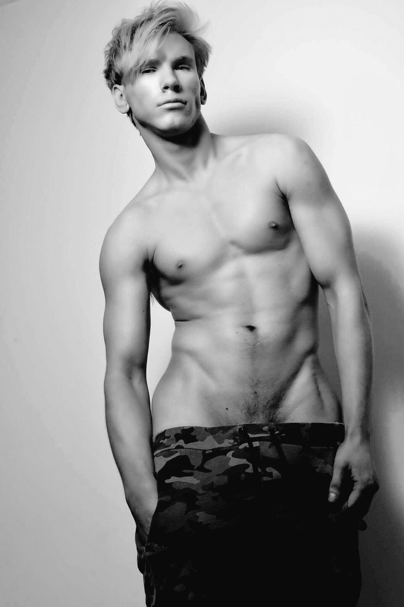 SGCreativePhoto's tweet photo. Fashion shoot #malemodel #fashion #london #creative #photographer https://t.co/s5gkiPad9f