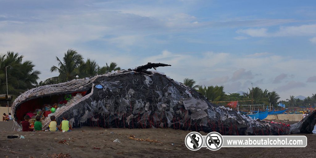 "Ballena varada",creada de residuos plásticos,genera conciencia sobre la contaminación oceánica #Unconventional  goo.gl/wMiJcb