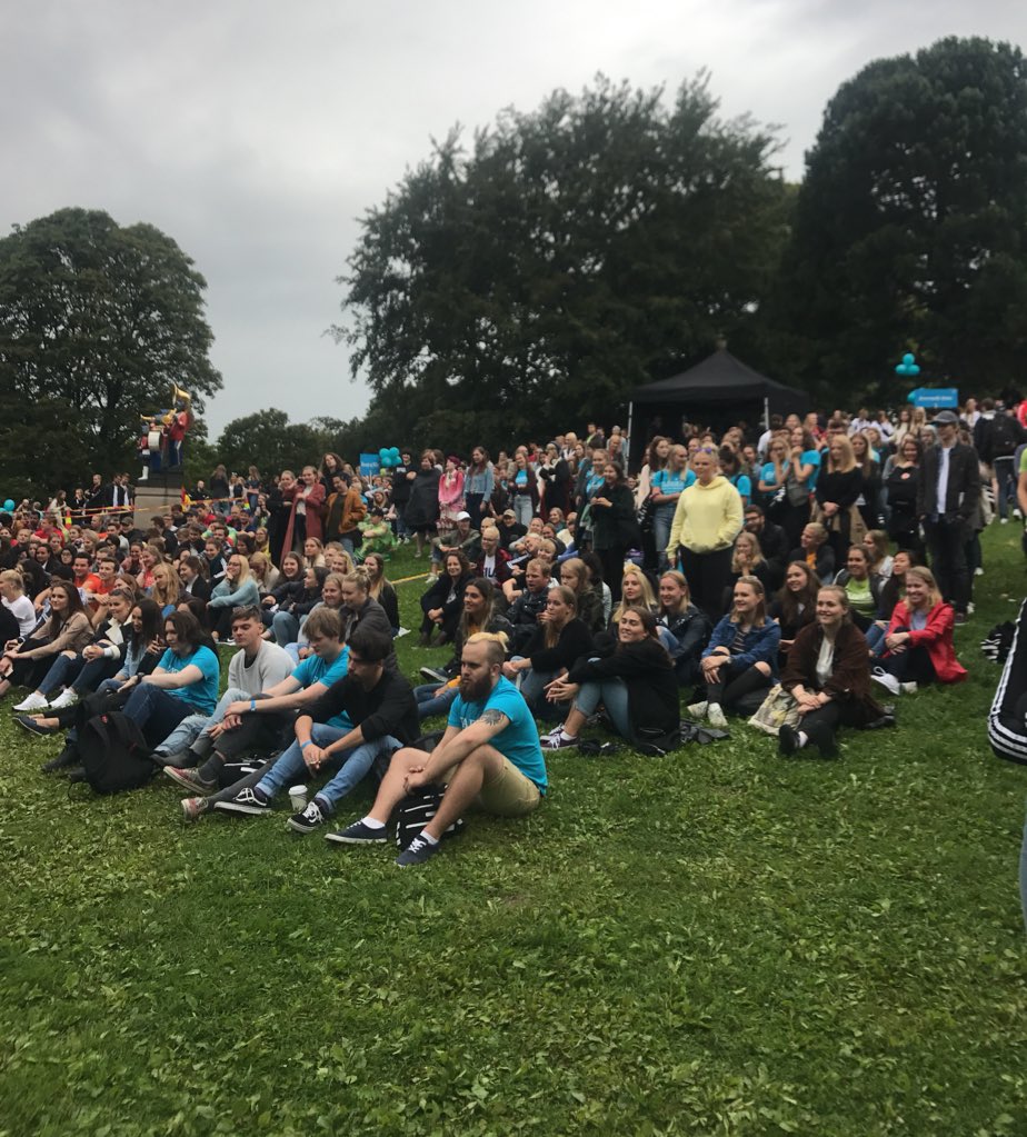 SamfunnetBislet's tweet photo. STUDIESTART 🎉🎉 Hvis regnet gjør parktilværelsen kjip, så er det fint å vite at vi har åpent helt til 03 i dag! #fadderukesamf https://t.co/L6fsD5Y6IO