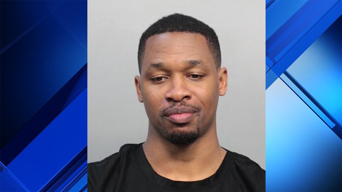 2 officers injured when former NFL player tries escaping courtroom in downtown Miami bit.ly/2wc3mI2?utm_me… https://t.co/TI4EfqTyPc