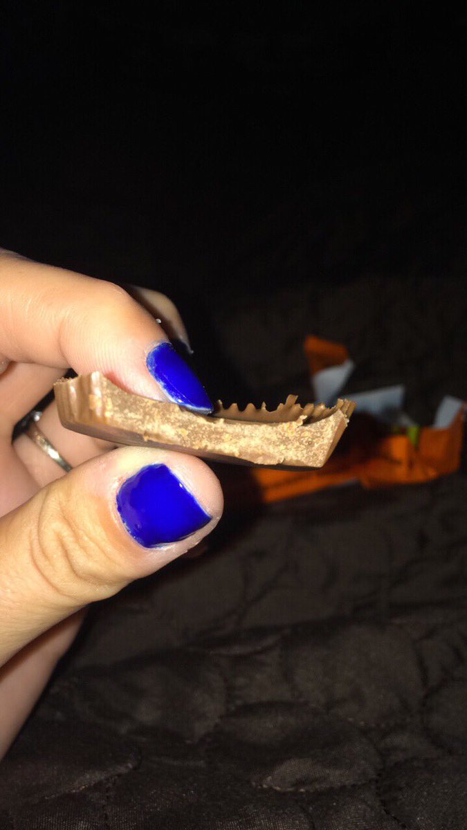Dottimeagain1's tweet photo. Well my reeses cup was only chocolate boo #reesecups #reesecanada #onlychocolate #ripoff #sucks #onlyme #fml #follo4follo #likeforlike https://t.co/XVV9hDkGw1
