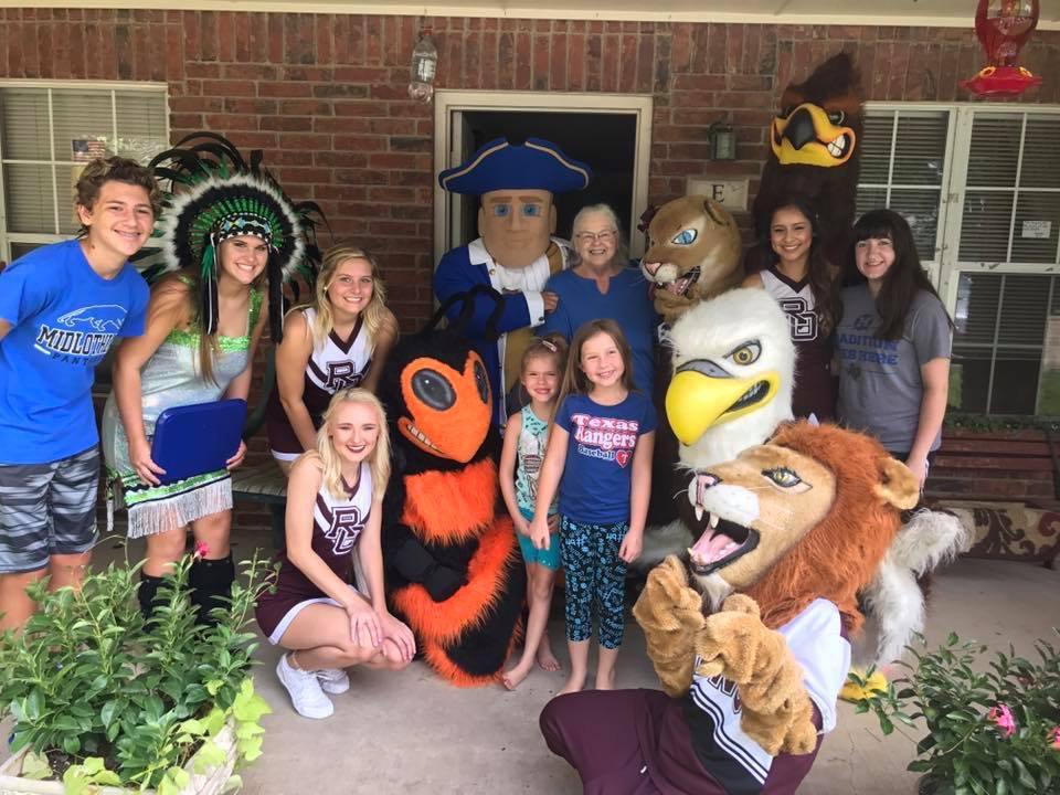 rohighschool's tweet photo. Today the #ROHS mascot & surrounding area mascots participated with the @_MealsOnWheels #TheyDidLunch Service Project! #WeAreRO https://t.co/PITSQZHHIb