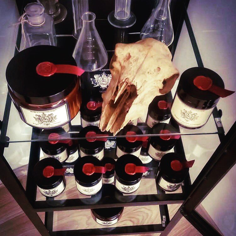 secretdap's tweet photo. Des allures de #cabinetdecuriosites chez notre partenaire #suisse #2heuresplustard #bougieparfumee #hairdresser #secretdapothicaire https://t.co/yenynnJH8I